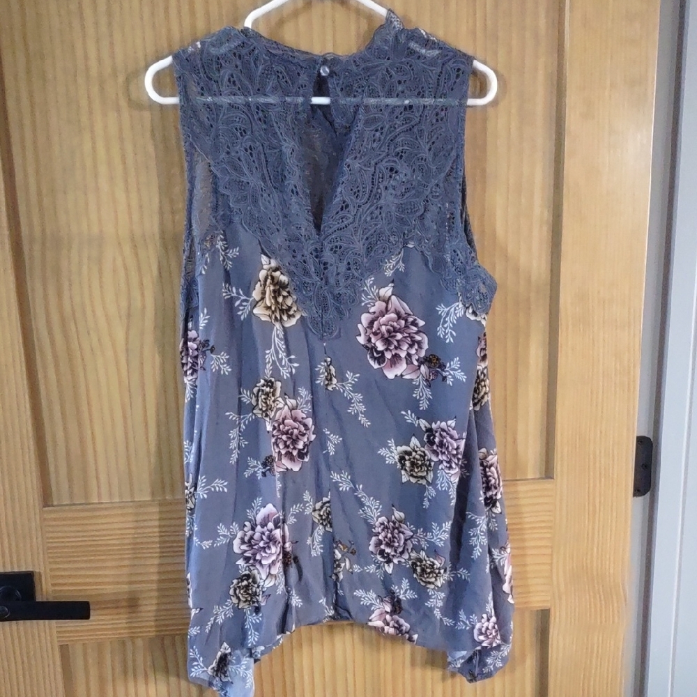1X Torrid Gray Floral Sleeveless Top, Lace Yolk V Neck